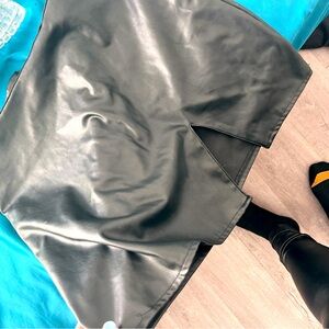 A Windsor skirt if you have small hips it’s a size large wider hips size medium